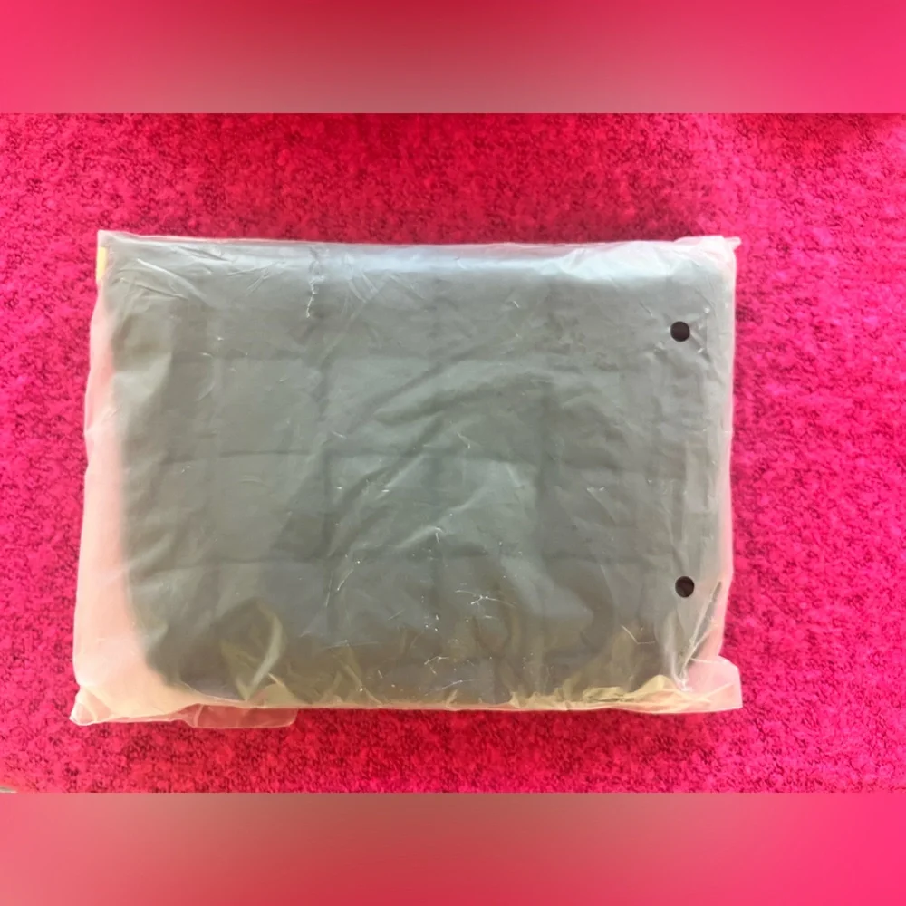 Black puffer pouch New